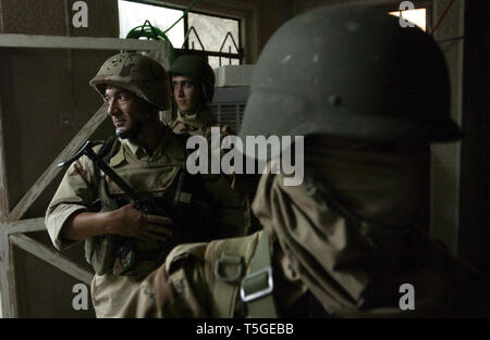 Mosul, Ninive, Irak. 25 Sep, 2005. Irak Soldaten ziehen die Sicherheit in einem Haus bei einer gemeinsamen amerikanisch-irakischen multi-Haus raid in Mossul, Irak, Sept. 25, 2005. Die meisten der Unteroffiziere in dieser Einheit sind ehemalige Peschmerga, oder kurdischen Milizen, und kämpfte gegen das Regime von Saddam Hussein während der Invasion im März 2003, sagte ein amerikanischer Soldat, der irakischen Einheit berät. Credit: Bill Putnam/ZUMA Draht/Alamy leben Nachrichten Stockfoto