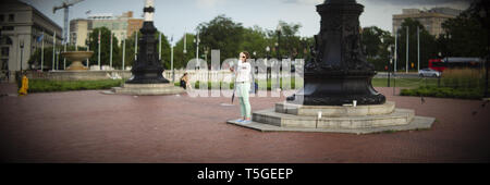 Washington, DC, USA. 18. Juni 2015. Eine Dame wartet auf den Zug außerhalb der Union Station in Washington, DC, 18. Juni 2015. Credit: Bill Putnam/ZUMA Draht/Alamy leben Nachrichten Stockfoto