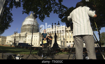 Washington, DC, USA. 31. Juli 2015. Ein Journalist wartet live während Remote auf dem Capitol Hill in Washington, DC, 31. Juli 2015 zu gehen. Credit: Bill Putnam/ZUMA Draht/Alamy leben Nachrichten Stockfoto