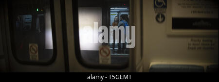 Washington, DC, USA. Nov, 2016 18. Leute, Fahrt mit der Metro in Washington, DC, 18. November 2016. Credit: Bill Putnam/ZUMA Draht/Alamy leben Nachrichten Stockfoto