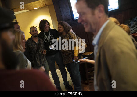 Washington, DC, USA. 9 Feb, 2017. Autoren sammeln sie an der Bar nach einer Konferenz in Washington, DC, 9. Februar 2017. Credit: Bill Putnam/ZUMA Draht/Alamy leben Nachrichten Stockfoto