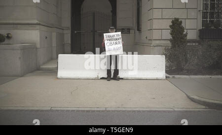 Washington, DC, USA. 20 Jan, 2017. Ein Mann hält ein Zeichen dankte Präsident Barack Obama außerhalb Lafayette Square in Washington, DC, Jan. 20, 2017. Schätzungen sind die wahlbeteiligung Für die Zeremonie wurde rund 250.000. Für Präsident Obama zwei einweihungen waren die Schätzungen 1,8 Millionen im Jahr 2009 und 1 Mio. im Jahr 2013. Credit: Bill Putnam/ZUMA Draht/Alamy leben Nachrichten Stockfoto