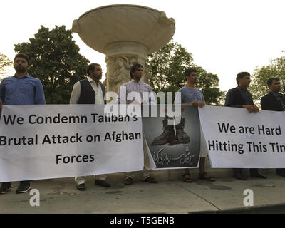 Washington, DC, USA. 29 Apr, 2017. Afghanen zur Unterstützung der afghanischen Streitkräfte und der Polizei während einer Kundgebung in DuPont Circle in Washington, DC, 29. April 2017 demonstrieren. Der afghanischen Sicherheit Kräfte sind mit der wachsenden Verluste und Desertion Preise als der Krieg gegen die Taliban und andere aufständische Gruppen. Credit: Bill Putnam/ZUMA Draht/Alamy leben Nachrichten Stockfoto