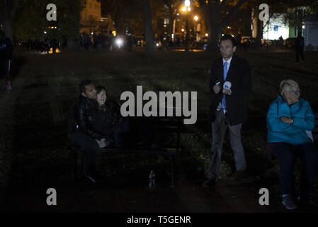 Washington, DC, USA. 7. Nov 2016. Ein Journalist im Lafayette Park während der Wahlnacht in Washington, DC, 8. November 2016. Credit: Bill Putnam/ZUMA Draht/Alamy leben Nachrichten Stockfoto