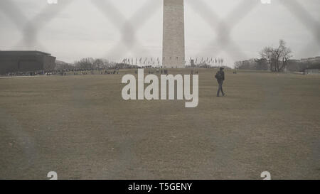 Washington, DC, USA. 20 Jan, 2017. Ein Mann auf der Westseite des Washington Monument Hill bei der Eröffnung des Donald Trump in Washington, DC, Jan. 20, 2017. Schätzungen sind die wahlbeteiligung Für die Zeremonie wurde rund 250.000. Für Präsident Obama zwei einweihungen waren die Schätzungen 1,8 Millionen im Jahr 2009 und 1 Mio. im Jahr 2013. Credit: Bill Putnam/ZUMA Draht/Alamy leben Nachrichten Stockfoto