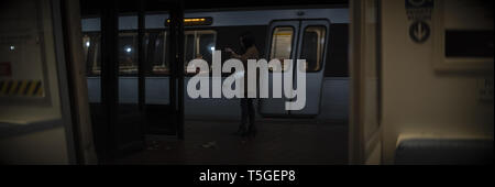 Washington, DC, USA. Nov, 2016 18. Eine Frau überprüft Ihr Telefon auf einem U-Plattform in Washington, DC, 18. November 2016. Credit: Bill Putnam/ZUMA Draht/Alamy leben Nachrichten Stockfoto