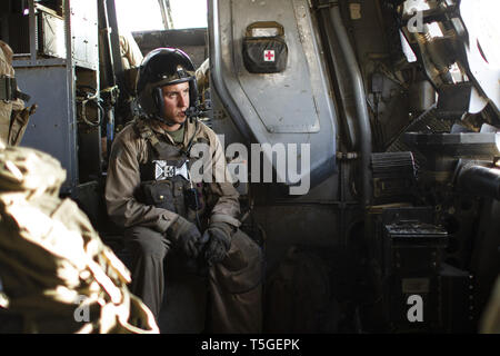 Helmand, Afghanistan. 13 Mai, 2013. Ein US Marine Corps CH 53 Sea Stallion Crew Chief während eines Fluges in der Provinz Helmand, Afghanistan, 13. Mai 2013. Credit: Bill Putnam/ZUMA Draht/Alamy leben Nachrichten Stockfoto