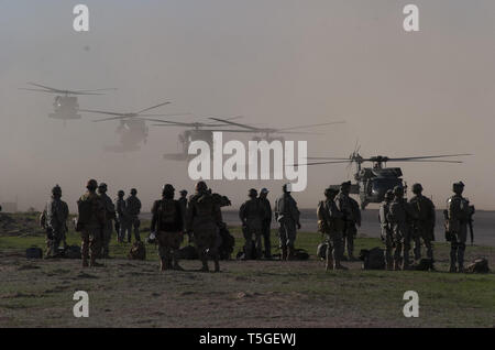 Irak. 16 Mär, 2006. Amerikanische UH-60 Black Hawk Hubschrauber Land an einer amerikanischen Forward Operating Base in der Nähe von Tikrit im Irak, auf die Fähre warten und amerikanischen Soldaten des 101St Airborne und 4 Infanterie Divisionen und irakische Truppen zur Landung Zonen für Operation Swarmer, 16. März 2006. Fast 1.500 US- und irakische Soldaten, 50 Angriffs- und Transporthubschrauber, 200 Bodenfahrzeuge wurden während der Operation nordöstlich von ad Dawr und Samarra, Irak, auf der Suche nach Waffen, Caches und mutmaßlichen Aufständischen. Es war die largetst Air Assault Mission durchgeführt, seit 2003. (Bild: © Bill Putnam/ZUMA W Stockfoto