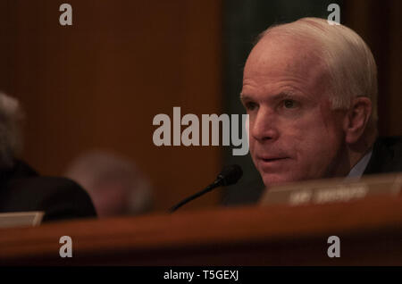 Washington, DC, USA. 6. Mär 2007. Senator John McCain (R-ARIZ) macht eine Eröffnung am Senat Armed Services Committee Anhörung in Washington, DC, 6. März 2007, über substandardwohnungen und frustrierende bürokratische Hürden von Soldaten im Irak und in Afghanistan am Krankenhaus verletzten konfrontiert. Credit: Bill Putnam/ZUMA Draht/Alamy leben Nachrichten Stockfoto