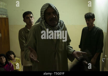 Mosul, Ninive, Irak. 11 Okt, 2005. Eine irakische Mann erklärt eine Armee Übersetzer bei einer Razzia auf vermuteten Auto-Bombe Erbauer von Centurion Unternehmen, 2.BATAILLON, 1 Infanterie Regiment in Mossul, Irak, Okt. 11, 2005 Das Unternehmen mehrere Häuser im gleichen Satz, dass morgen die Suche nach zwei vermutete Auto-Bombe Bauherren überfallen. Sie waren in einem anderen Zuhause gefunden. Amerikanische Soldaten das Haus versehentlich eingegeben und wollte einer der Söhne des Mannes zu inhaftieren, nachdem er begann sich verdächtig verhalten. Der Vater erklärte später, sein Sohn, war leicht geistig Behinderte damit der Grund für seine langsam Antw Stockfoto