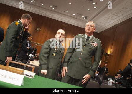 Washington, DC, USA. 6. Mär 2007. Generalleutnant Kevin Kiley, U.S. Army Surgeon General und Kommandant des Walter Reed Army Medical Center, wartet vor dem Streitkräfteausschuss des Senats in Washington, DC, 6. März 2007, über substandardwohnungen zu bezeugen und frustrierende bürokratische Hürden von Soldaten im Irak und in Afghanistan am Krankenhaus verletzten konfrontiert. Credit: Bill Putnam/ZUMA Draht/Alamy leben Nachrichten Stockfoto