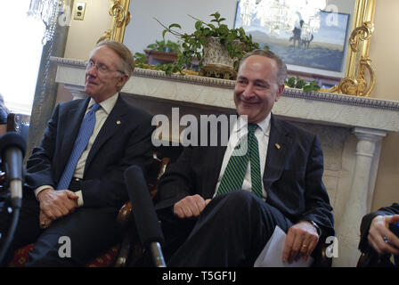 Washington, DC, USA. 15 Mär, 2007. Senator Harry Reid (D-NEV), Mehrheitsführer im Senat und Senator Charles Schumer (D-NY) beantworten Fragen zu drei Demokratische Partei gesponsert Rechnungen uns Einbeziehung in den Irak-krieg während einer Pressekonferenz auf dem Capitol Hill am 15. März 2007 zu Ende. Credit: Bill Putnam/ZUMA Draht/Alamy leben Nachrichten Stockfoto