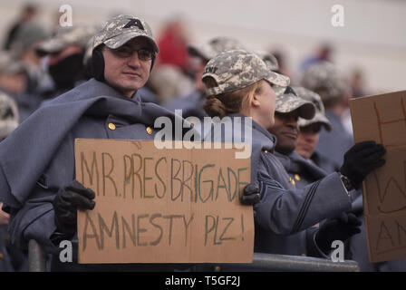 Philadelphia, Pennsylvania, USA. 6. Dezember 2008. Ein Kadett aus dem US Militär Akademie fordert Präsident George W. Bush für seine Brigade zu Disziplin' 'Amnesty'' während der 109 jährliche Army-Navy Fußballspiel in Philadelphia, Penn., Dez. 6, 208 erhalten. Der US Naval Academy Midshipmen beat Der US Military Academy Kadetten 34-0 für die 7. gerade zu gewinnen. Credit: Bill Putnam/ZUMA Draht/Alamy leben Nachrichten Stockfoto