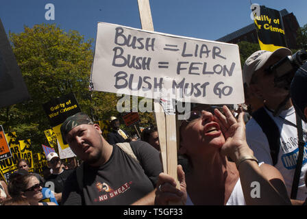 Washington, DC, USA. 15. Sep 2007. Anti-kriegs-Demonstranten März während einer Demonstration gegen den Irak Krieg in Washington, DC, Sept. 15, 2007. Credit: Bill Putnam/ZUMA Draht/Alamy leben Nachrichten Stockfoto