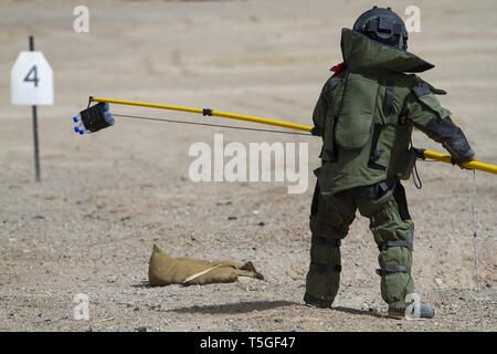 Camp Bastion, Helmand, Afghanistan. 28 Mai, 2012. Eine nationale afghanische Armee Soldat trägt eine C 4 Plastique explosiv - Wasserflasche clearing kostenlos zu einem improvisierten simulieren Sprengkörper während ein Zähler - Ied Klasse und Reichweite im Camp Bastion, Provinz Helmand, Afghanistan, 28. Mai 2012. Der Bereich der culimination wurde von einem 5-wöchigen C-IED Klasse zu ANA Soldaten lehrte von der 215 Maiwand Corps. Credit: Bill Putnam/ZUMA Draht/Alamy leben Nachrichten Stockfoto