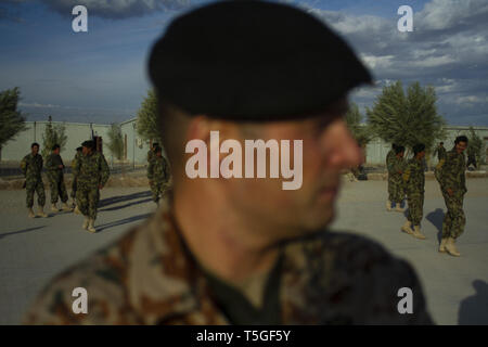 Helmand, Afghanistan. 6. Dezember, 2012. Nationale afghanische Armee Soldaten Zusammenbau auf dem Exerzierplatz vor Abschluss der Regionalen Basic Krieger Ausbildung an der regionalen militärischen Training Center Südwest in der Provinz Helmand, Afghanistan, Dez. 6, 2012. Die RBWT war eine 9-wochen Zyklus Afghanen zu trainieren, Soldaten zu werden. Die staffelung war der letzte Zyklus zu haben, die Beratung und Betreuung von der dänischen Armee abhängig. Die rmtc-SW soll zu ANA-bis Dez. 31, 2012 gedreht werden. Credit: Bill Putnam/ZUMA Draht/Alamy leben Nachrichten Stockfoto