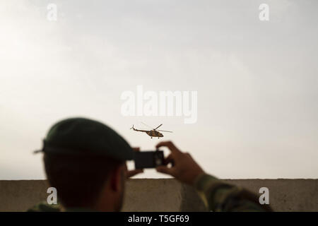 Camp Shorabak, Helmand, Afghanistan. 6. Dezember, 2012. Eine nationale afghanische Armee Soldat nimmt ein Foto eines ANA Mi-8 Hip Hubschrauber über Camp Shorabak, Provinz Helmand, Afghanistan, Dez. 6, 2012 fliegen. Credit: Bill Putnam/ZUMA Draht/Alamy leben Nachrichten Stockfoto