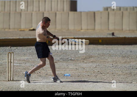 Lashkar Gah, Helmand, Afghanistan. 14 Juni, 2012. Eine britische Armee Soldat mit 1 Bataillon, der Welsh Guards ist im Bein durch eine Cricket Ball während eines Spiels zwischen den britischen Soldaten und Afghanen bei Lashkar Gah Training Center schlagen, Provinz Helmand, Afghanistan, 14. Juni 2012. Die britischen Soldaten verloren den Afghanen 155-50. Credit: Bill Putnam/ZUMA Draht/Alamy leben Nachrichten Stockfoto