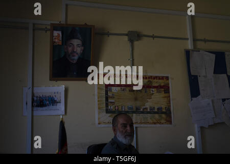 Lashkar Gah, Helmand, Afghanistan. 1. Okt 2012. Der afghanischen nationalen Polizei Oberstleutnant Torjan in seinem Büro an der ANP Hauptsitz in Lashkar Gah, Provinz Helmand, Afghanistan, Oktober 1, 2012. Torjan wurde die Logistik cheif für die ANP in Helmand und Nimrouz Provinzen. Credit: Bill Putnam/ZUMA Draht/Alamy leben Nachrichten Stockfoto