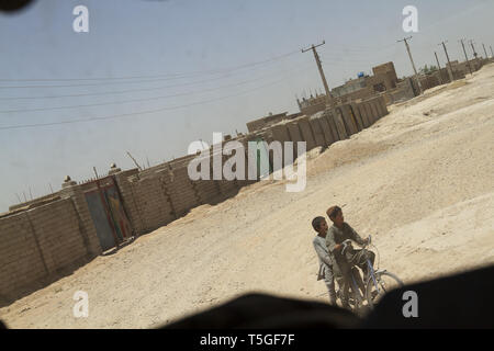 Lashkar Gah, Helmand, Afghanistan. 1. Juni 2012. Afghanische Kinder fahren mit dem Fahrrad in Lashkar Gah, Provinz Helmand, Afghanistan, 1. Juni 2012. Credit: Bill Putnam/ZUMA Draht/Alamy leben Nachrichten Stockfoto