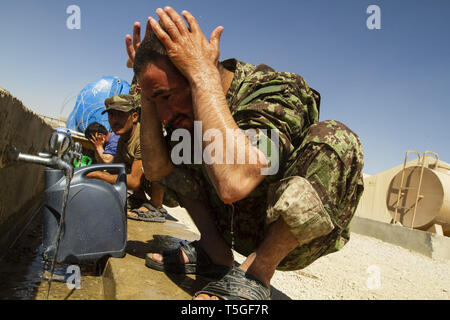 Helmand, Afghanistan. 6. Okt 2012. Eine nationale afghanische Armee Soldat waschen nach dem ersten Mittagessen in einem ANA-run Speisesaal auf regionalen militärischen Training Center in der Provinz Helmand im Südwesten Afghanistans, Oktober 6, 2012. Die ANA übernahm den Betrieb und kochen das Essen im Restaurant auf Rmtc-SW von Fremdfirmen. Die Hand weg war ein Schritt in alle Vorgänge und Wartung an der Ausbildungsstätte vor dem Ende des Kalenderjahres 2012. Credit: Bill Putnam/ZUMA Draht/Alamy leben Nachrichten Stockfoto