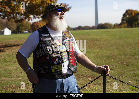 Washington, DC, USA. 12 Nov, 2014. Ein Vietnam Veteran lacht, als er erzählt eine Geschichte über den Krieg in Vietnam War Memorial in Washington, DC, 11. November 2014. Credit: Bill Putnam/ZUMA Draht/Alamy leben Nachrichten Stockfoto