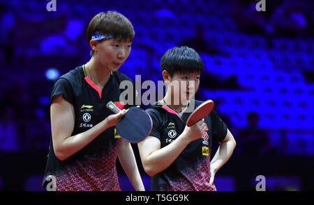 Budapest, Ungarn. 24 Apr, 2019. Sun Yingsha (R)/Wang Manyu von China Reagieren während der Frauen verdoppelt die Runde der letzten 16 gegen Dora Madarasz/Szandra Pergel von Ungarn 2019 ITTF World Tischtennis-WM in Budapest, Ungarn, 24. April 2019. Sun Yingsha/Wang Manyu gewann 4-1. Credit: Tao Xiyi/Xinhua/Alamy leben Nachrichten Stockfoto