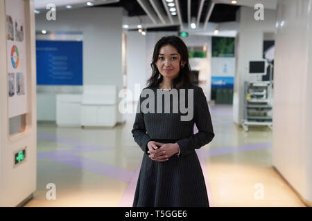 (190425) - Peking, April 25, 2019 (Xinhua) - Zhansaya Dalikulova aus Kasachstan steht in der Product Demonstration Zimmer von Peking AeonMed Co., Ltd., wo Sie in Peking arbeitet, der Hauptstadt von China, April 4, 2019. Zhansaya, 26, nach China kam, Maschinenbau im Jahr 2015 zu studieren. Sie wurde eine Praktikantin von Aeonmed im Jahr 2017 und dann hier arbeitete nach dem Studium. Sie ist für den Vertrieb der Arbeit für 13 Länder, darunter Russland, Kasachstan und der Türkei verantwortlich. Sie kann sprechen Russisch, Kasachisch, Türkisch, Englisch und Chinesisch, damit Ihre Arbeit geht sehr gut. Sie hofft, ihr Land und China mor zusammenarbeiten könnten Stockfoto