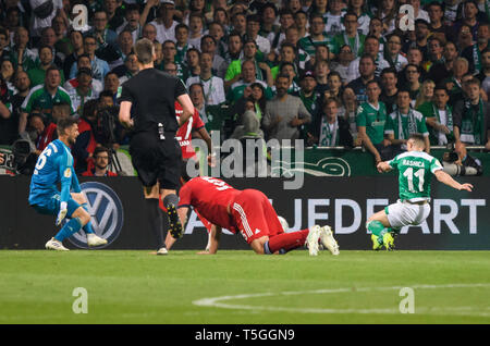 Bremen, Deutschland. 24 Apr, 2019. Bremer Milot Rashica (1. R) nimmt eine zählende Schuß während ein Halbfinale der Deutschen Cup zwischen dem SV Werder Bremen und dem FC Bayern München in Bremen, Deutschland, am 24. April 2019. Bremen verlor 2-3. Credit: Kevin Voigt/Xinhua/Alamy leben Nachrichten Stockfoto