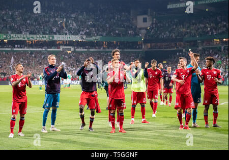 Bremen, Deutschland. 24 Apr, 2019. Bayern München Spieler grüße die Fans nach einem Halbfinale der Deutschen Cup zwischen dem SV Werder Bremen und dem FC Bayern München in Bremen, Deutschland, am 24. April 2019. Bayern München gewann 3-2 und erweiterte in die Endrunde. Credit: Kevin Voigt/Xinhua/Alamy leben Nachrichten Stockfoto