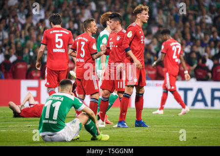 Bremen, Deutschland. 24 Apr, 2019. Bayern München Spieler feiern nach einem Sieg im Halbfinale der Deutschen Cup zwischen dem SV Werder Bremen und dem FC Bayern München in Bremen, Deutschland, am 24. April 2019. Bayern München gewann 3-2 und erweiterte in die Endrunde. Credit: Kevin Voigt/Xinhua/Alamy leben Nachrichten Stockfoto