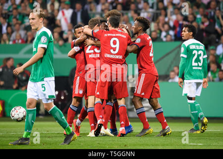 Bremen, Deutschland. 24 Apr, 2019. Bayern München Spieler feiern Thomas Mueller's Ziel bei einem Halbfinale der Deutschen Cup zwischen dem SV Werder Bremen und dem FC Bayern München in Bremen, Deutschland, am 24. April 2019. Bayern München gewann 3-2 und erweiterte in die Endrunde. Credit: Kevin Voigt/Xinhua/Alamy leben Nachrichten Stockfoto