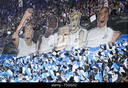 Hamburg, Deutschland. 23 Apr, 2019. Fussball: DFB-Pokal, Hamburger SV-RB Leipzig, Halbfinale im Volksparkstadion. Die Hamburger Fans feiern ihre Mannschaft. Credit: Christian Charisius/dpa/Alamy leben Nachrichten Stockfoto