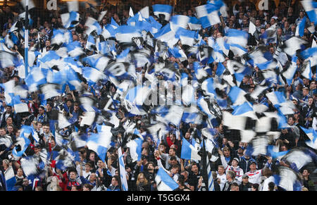 Hamburg, Deutschland. 23 Apr, 2019. Fussball: DFB-Pokal, Hamburger SV-RB Leipzig, Halbfinale im Volksparkstadion. Die Hamburger Fans feiern ihre Mannschaft. Credit: Christian Charisius/dpa/Alamy leben Nachrichten Stockfoto