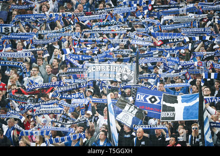 Hamburg, Deutschland. 23 Apr, 2019. Fussball: DFB-Pokal, Hamburger SV-RB Leipzig, Halbfinale im Volksparkstadion. Die Hamburger Fans feiern ihre Mannschaft. Credit: Christian Charisius/dpa/Alamy leben Nachrichten Stockfoto