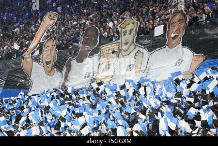 Hamburg, Deutschland. 23 Apr, 2019. Fussball: DFB-Pokal, Hamburger SV-RB Leipzig, Halbfinale im Volksparkstadion. Die Hamburger Fans feiern ihre Mannschaft. Credit: Christian Charisius/dpa/Alamy leben Nachrichten Stockfoto