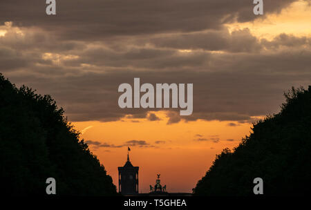 Berlin, Deutschland. 25 Apr, 2019. Mit einem Mix aus Wolken und Sonne der Tag beginnt in Berlin über dem Turm am Roten Rathaus und das Brandenburger Tor. Credit: Paul Zinken/dpa/Alamy leben Nachrichten Stockfoto