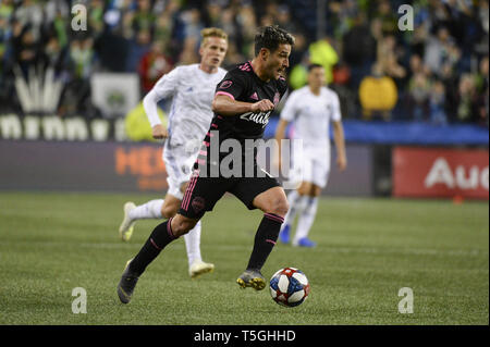 Seattle, Washington, USA. 24 Apr, 2019. Seattle's Nico Lodeiro (10), die in Aktion, wie die San Jose Earthquakes besuchen Sie die Seattle Sounders in einem MLS-Match im Century Link Feld in Seattle, WA. Credit: Jeff Halstead/ZUMA Draht/Alamy leben Nachrichten Stockfoto
