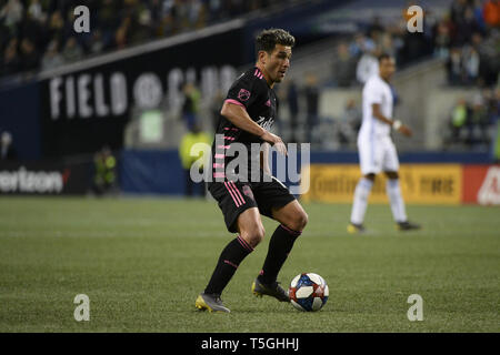 Seattle, Washington, USA. 24 Apr, 2019. Seattle's Nico Lodeiro (10), die in Aktion, wie die San Jose Earthquakes besuchen Sie die Seattle Sounders in einem MLS-Match im Century Link Feld in Seattle, WA. Credit: Jeff Halstead/ZUMA Draht/Alamy leben Nachrichten Stockfoto