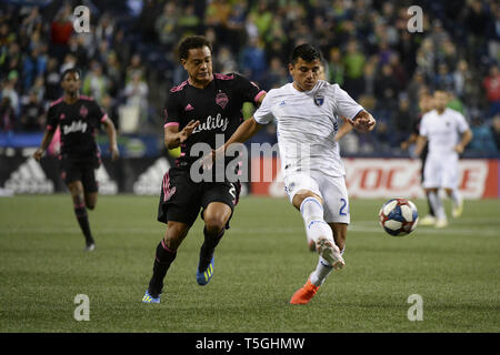 Seattle, Washington, USA. 24 Apr, 2019. Henry Wingo (23) schützt vor Nick Lima (24) Da die San Jose Earthquakes der Seattle Sounders in einem MLS-Match im Century Link Feld in Seattle, WA. Credit: Jeff Halstead/ZUMA Draht/Alamy leben Nachrichten Stockfoto