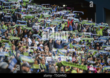 Seattle, Washington, USA. 24 Apr, 2019. Seattle Fans zeigen ihre Schals während der pregame Aktivitäten wie die San Jose Earthquakes besuchen Sie die Seattle Sounders in einem MLS-Match im Century Link Feld in Seattle, WA. Credit: Jeff Halstead/ZUMA Draht/Alamy leben Nachrichten Stockfoto