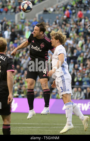 Seattle, Washington, USA. 24 Apr, 2019. Gustav Svensson (4) und Florian Jungwirth (23) Herausforderung für die Kugel, wie die San Jose Earthquakes besuchen Sie die Seattle Sounders in einem MLS-Match im Century Link Feld in Seattle, WA. Credit: Jeff Halstead/ZUMA Draht/Alamy leben Nachrichten Stockfoto