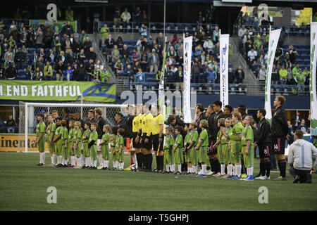 Seattle, Washington, USA. 24 Apr, 2019. Beide Mannschaften richten für die Nationalhymne, wie die San Jose Earthquakes besuchen Sie die Seattle Sounders in einem MLS-Match im Century Link Feld in Seattle, WA. Credit: Jeff Halstead/ZUMA Draht/Alamy leben Nachrichten Stockfoto