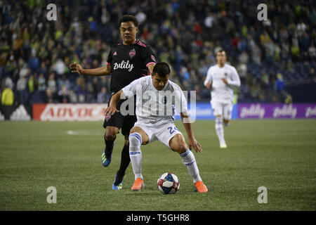 Seattle, Washington, USA. 24 Apr, 2019. Nick Lima (24) verteidigt gegen Henry Wingo (23) wie die San Jose Earthquakes der Seattle Sounders in einem MLS-Match im Century Link Feld in Seattle, WA. Credit: Jeff Halstead/ZUMA Draht/Alamy leben Nachrichten Stockfoto
