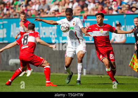 Kevin DANSO (Nr. 38, A) trotzt Gonzalo CASTRO (Nr. 8, S) und NICOLAS GONZALEZ (Nr. 22, S). Fußball, FC Augsburg (A) - VfB Stuttgart (S) 6:0, Bundesliga, 30.Spieltag, Saison 2018/2019, am 20/04/2019 in Augsburg/WWKARENA/Deutschland. Anmerkung der Redaktion: DFL Regelungen die Verwendung von Fotografien als Bildsequenzen und/oder quasi-Video zu verbieten. € | Nutzung weltweit Stockfoto