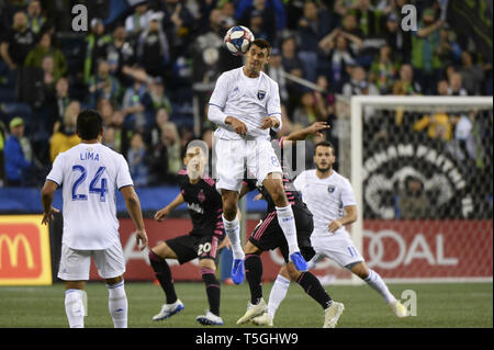 Seattle, Washington, USA. 24 Apr, 2019. Chris Wondolowski (8) Geht für eine Kugel, wie die San Jose Earthquakes besuchen Sie die Seattle Sounders in einem MLS-Match im Century Link Feld in Seattle, WA. Credit: Jeff Halstead/ZUMA Draht/Alamy leben Nachrichten Stockfoto