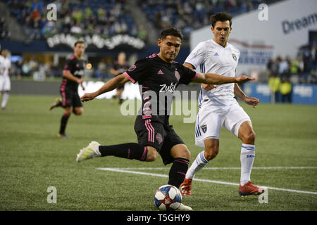 Seattle, Washington, USA. 24 Apr, 2019. Seattle's Cristian Roldan (7) zentriert die Kugel, wie die San Jose Earthquakes besuchen Sie die Seattle Sounders in einem MLS-Match im Century Link Feld in Seattle, WA. Credit: Jeff Halstead/ZUMA Draht/Alamy leben Nachrichten Stockfoto