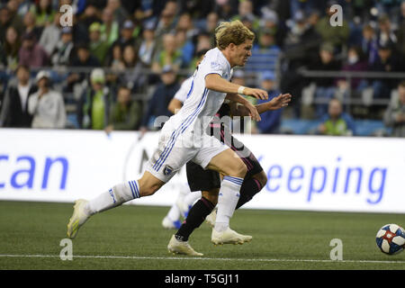Seattle, Washington, USA. 24 Apr, 2019. Florian Jungwirth (23) verteidigt gegen Cristian Roldan (7) Da die San Jose Earthquakes der Seattle Sounders in einem MLS-Match im Century Link Feld in Seattle, WA. Credit: Jeff Halstead/ZUMA Draht/Alamy leben Nachrichten Stockfoto