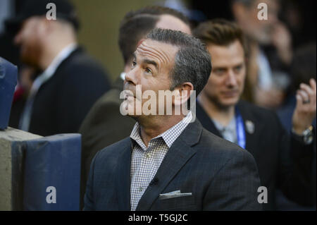 Seattle, Washington, USA. 24 Apr, 2019. Lokale Seattle sportscaster Paul Silvi Gespräche mit Fans vor dem Spiel, wie die San Jose Earthquakes besuchen Sie die Seattle Sounders in einem MLS-Match im Century Link Feld in Seattle, WA. Credit: Jeff Halstead/ZUMA Draht/Alamy leben Nachrichten Stockfoto