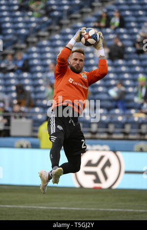 Seattle, Washington, USA. 24 Apr, 2019. Seattle Goalie Stefan Frei (24) nach dem Aufwärmen vor dem Spiel, wie die San Jose Earthquakes besuchen Sie die Seattle Sounders in einem MLS-Match im Century Link Feld in Seattle, WA. Credit: Jeff Halstead/ZUMA Draht/Alamy leben Nachrichten Stockfoto